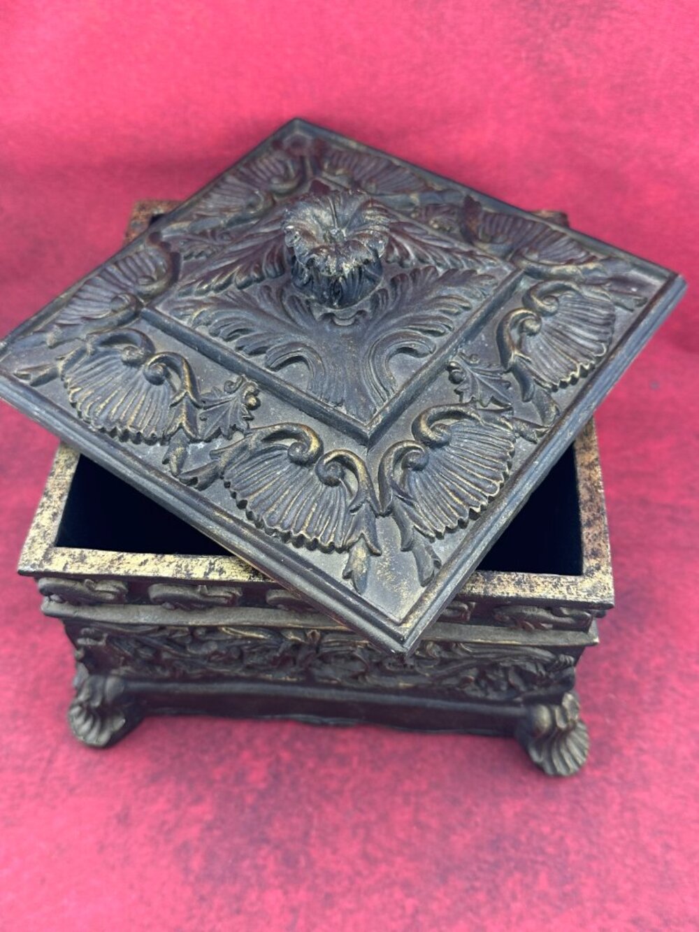 VINTAGE FOOTED JEWELRY RESIN DECORATED WITH FLORAL RELIEFS SQUARE BOX - Picture 5 of 12
